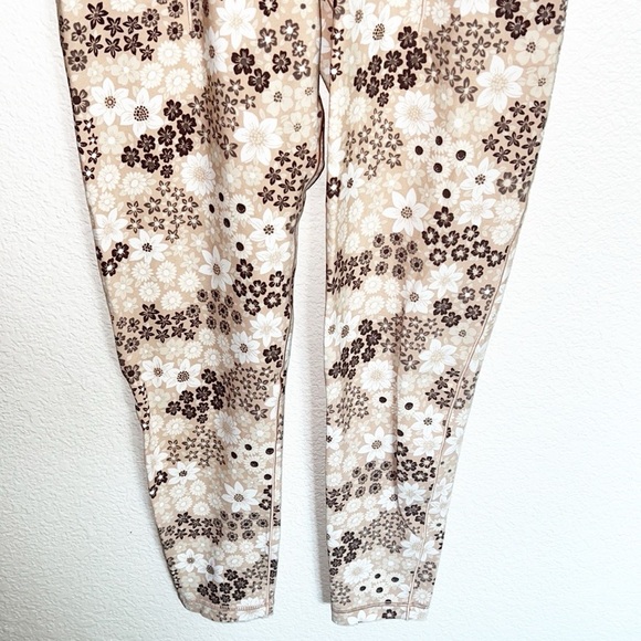 OFFLINE By Aerie Real Me 7/8 High Waisted Neutral Floral Pocket Legging - Picture 3 of 7